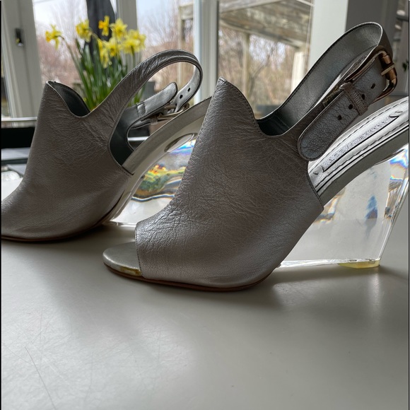 NINE WEST SILVER TOBAGO TRANSLUCENT WEDGE. SIZE 7.5 - Picture 4 of 11